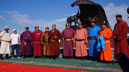 Х.Баянмөнх аваргад шавь нар нь алтан аяга бэлэглэв